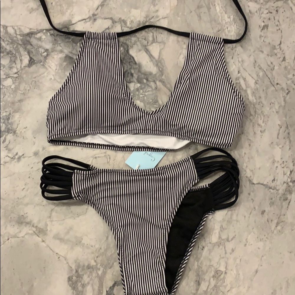 Never worn!  Cupshe S black and white bikini